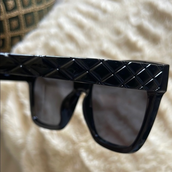 Chic Black Sunglasses - Picture 6 of 7